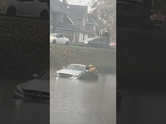 Car gets stuck in flood