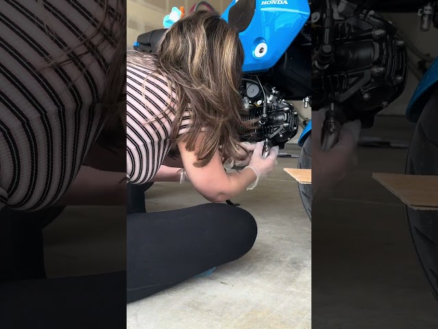 Swapping the grom's stock exhaust with the Yoshimura RS-9T!