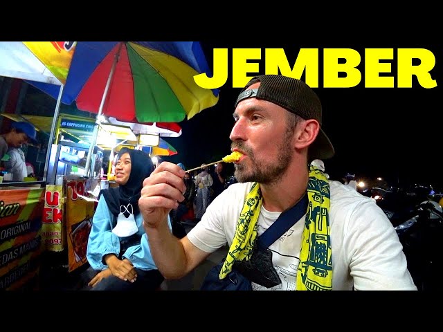 Trying 7¢ Street Food in JEMBER! 🇮🇩