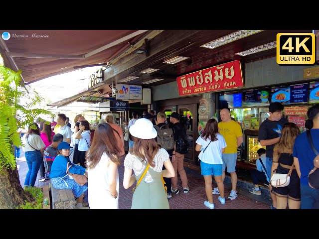 Walking to Thipsamai restaurant from Wat Saket in Bangkok Thailand 2023 ทิพย์สมัย ผัดไทยประตูผี