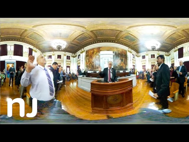 Full 360° view of new U.S. citizens swearing-in ceremony