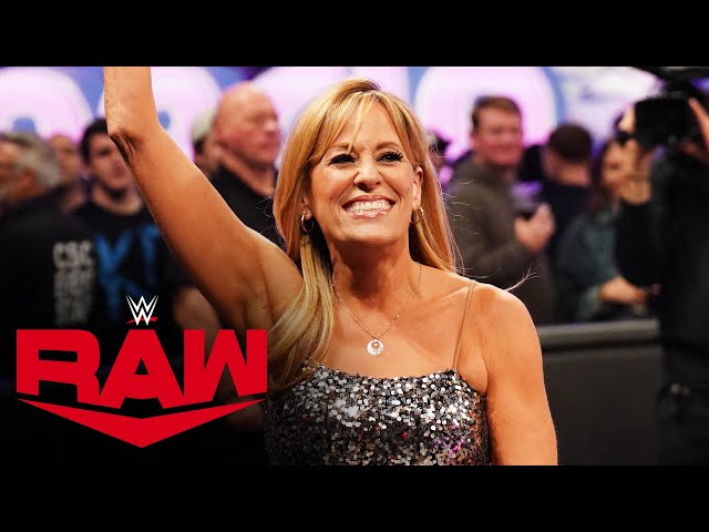 Joe Tessitore welcomes back Lilian Garcia: Raw exclusive, Oct. 21, 2024