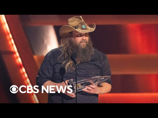 Stapleton wins 4 awards, Morgan Wallen named Entertainer of the Year at CMAs