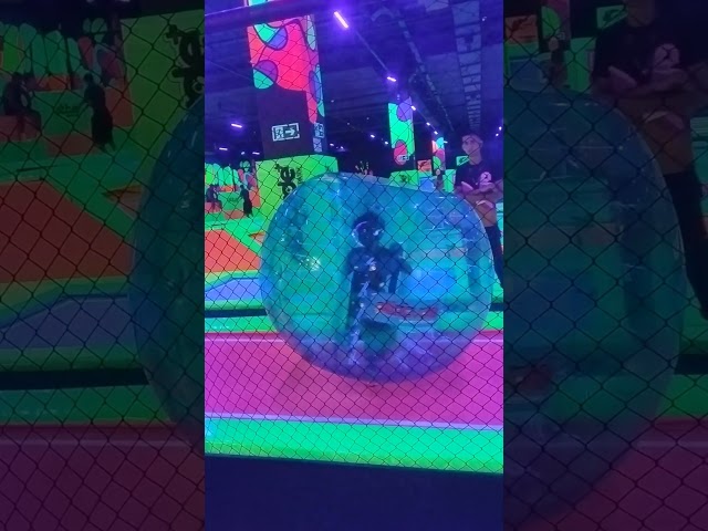 Brincando na bolha inflável no Altidude Trampolinpark#videoviral #trampolim