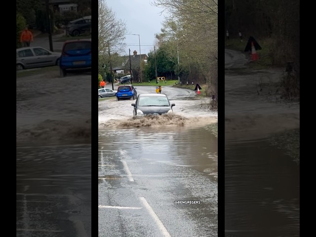 Oh Dear…😳😬 #Toyota #Fails #Stuck #carflooded #FloodedRoads #Essex #carsvflood #floods #UK #wow