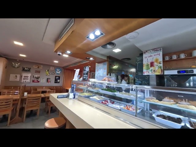 Walking vr video local restaurant tapas Barcelona Port