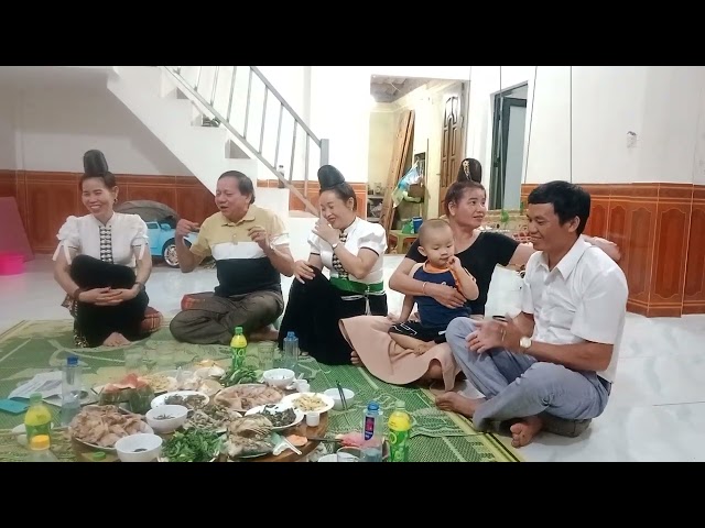 Cầm Vui - Tòng Ánh, hát tại mâm cơm: Nhà Lò Thị Bánh, huyện Mường La