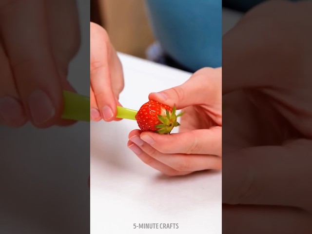 Just Use Straw! So Simple😋 Easy Strawberry Cleaning🍓 #strawberry #parenting #hacks #food