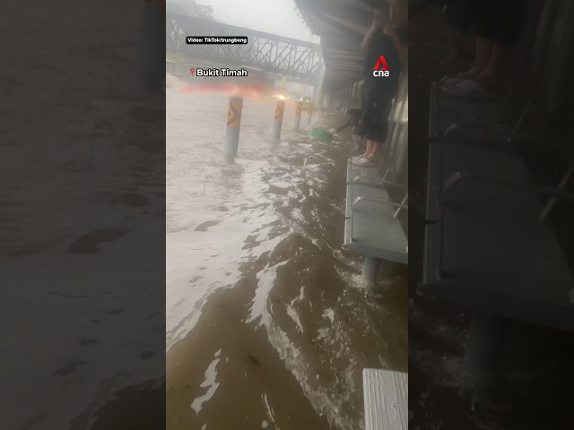 ⛈️ Heavy rain causes flooding in parts of Singapore